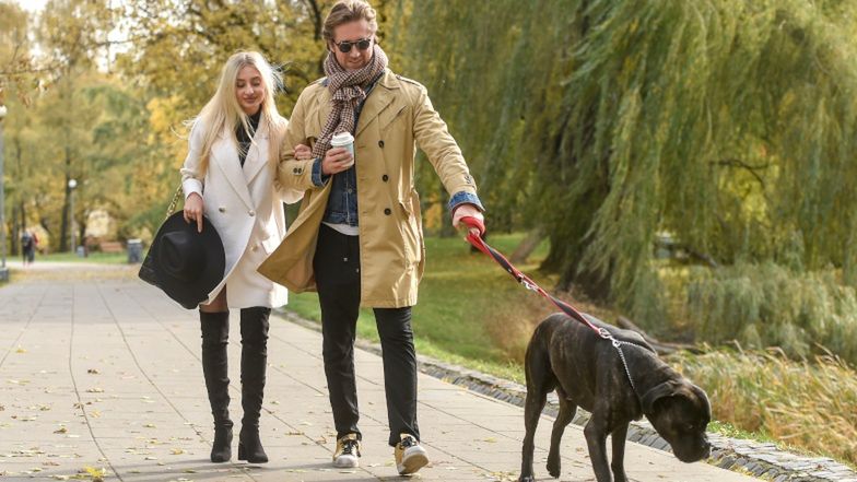 Robert Kochanek i Kinga Zapadka na spacerze z psem