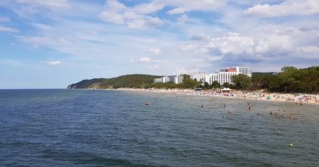 Wakacje 2020. Międzyzdroje. Na plaży powstają sektory dla turystów