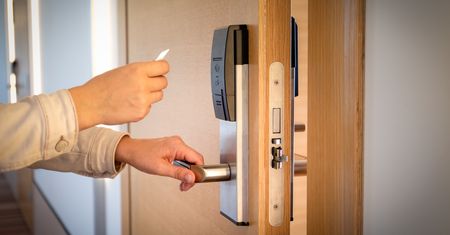 Luzowanie obostrzeń. Od soboty hotele znów mogą przyjmować gości