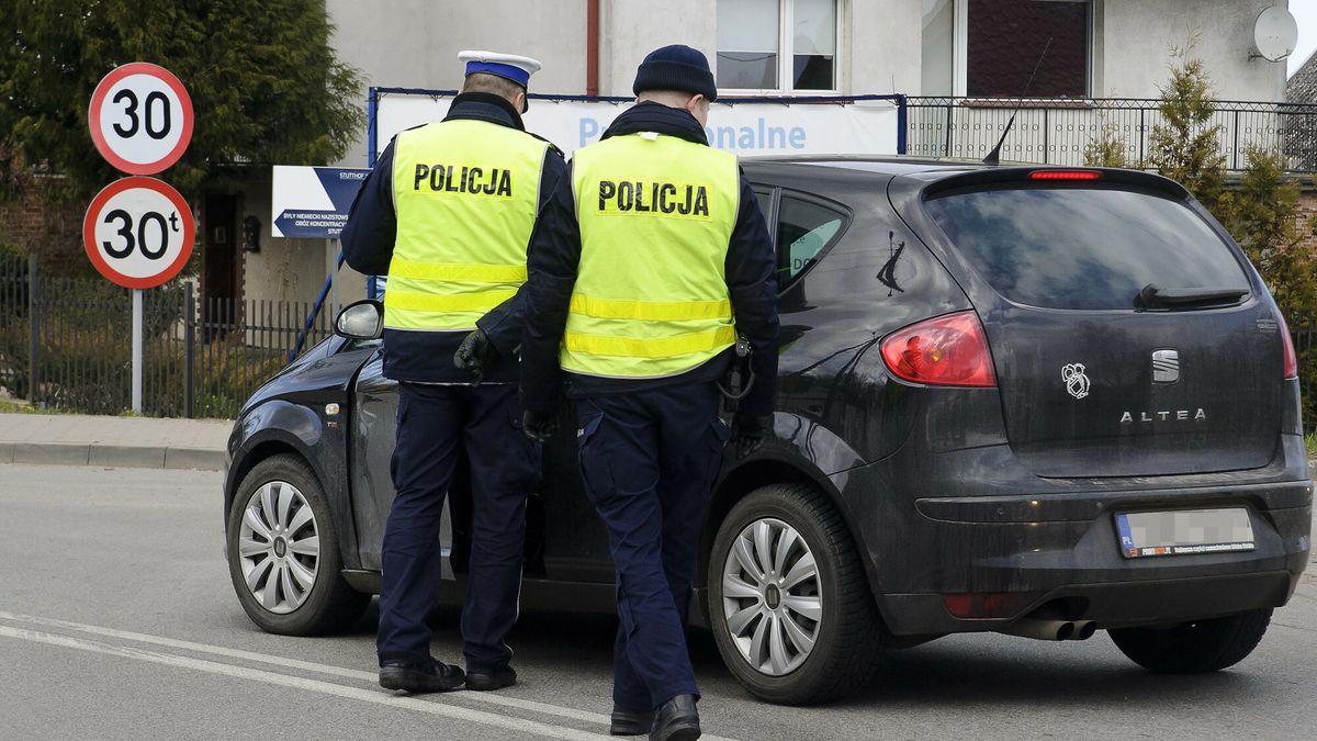 Mierzeja Wi?lana zamkni?ta dla turyst�w
04.04.2020 Rybina . Wspolna kontrola drogowa zolnierzy i policjantow na DW 502  . Podrozujacy na Mierzeje Wislana pytani sa o cel podrozy , jezeli jest on inny niz dopuszczony w zaostrzonych przepisach epidemiologicznych , kierowcy sa zawracani   Fot. Stanislaw Bielski/REPORTER
STANISLAW BIELSKI/REPORTER