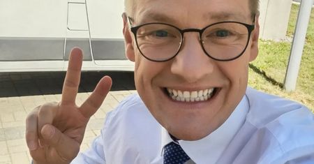 Niesamowite podobieństwo. Mroczek pokazał synów