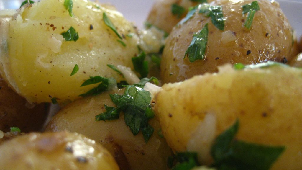 Ziemniaki gotowane w mundurkach z dodatkiem soli