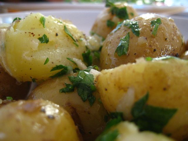 Ziemniaki gotowane w mundurkach z dodatkiem soli