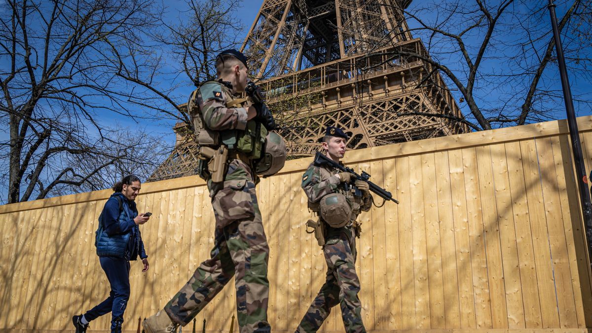 Zdjęcie okładkowe artykułu: PAP/EPA / CHRISTOPHE PETIT TESSON / Francuskie wojsko na ulicach Paryża