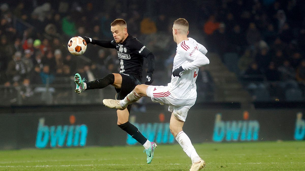 Na zdjęciu od lewej: Szymon Włodarczyk i Milan Rundić podczas meczu Sturm Graz - Raków Częstochowa