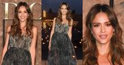 Zjawiskowa Jessica Alba w popielatej sukni na pokazie Diora w Marrakeszu