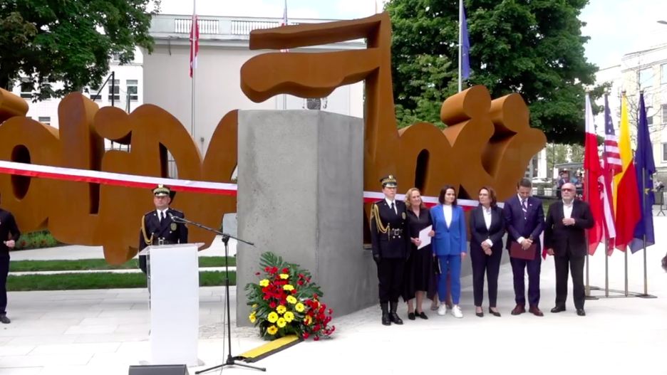 Warszawa. Rocznica pierwszych demokratycznych wyborów 4 czerwca. Z tej okazji odsłonięty został pomnik "Solidarności"