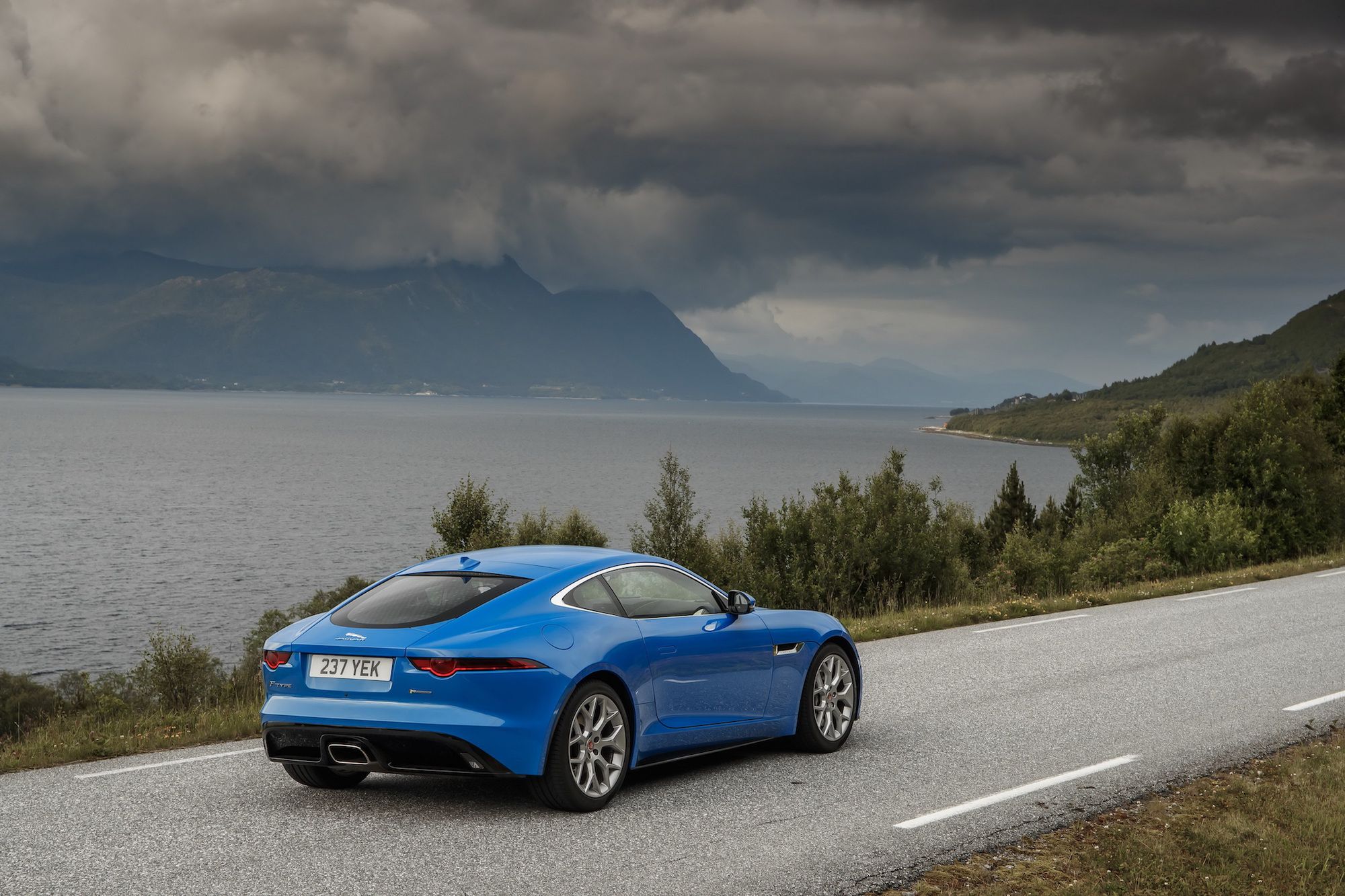 Bazowy F-Type napędzany jest 2-litrowym silnikiem o mocy 300 KM