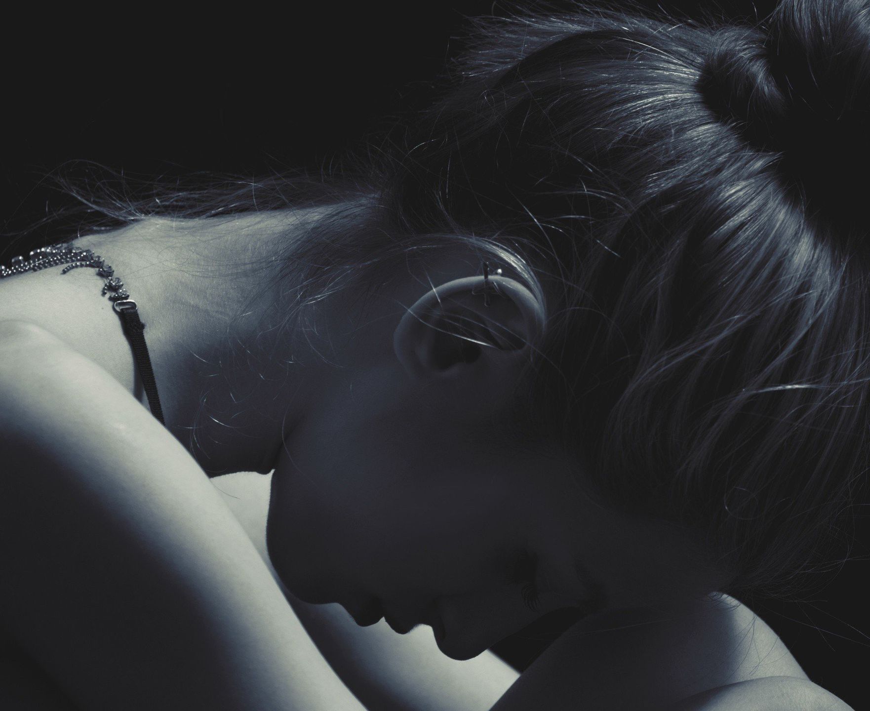 UDAWANIE EMOCJIOsoby, które cierpią na &#34;cichą depresję&#34;, często ukrywają uczucia, wydają się być zadowolone ze swojego życia, szczęśliwe i spełnione a w rzeczywistości mogą bardzo cierpieć. Z zewnątrz wygląda, że wszystko dobrze się układa. Osoba z &#34;uśmiechniętą depresją&#34; w towarzystwie innych ludzi może być uznawana nawet za przesadnie szczęśliwą i zbyt pełną energii a jednocześnie może nie angażować się w rozmowę tak, jak robiła to wcześniej a jej odpowiedzi mogą być niejasne i wymijające. Uśmiecha się i jednocześnie milczy.