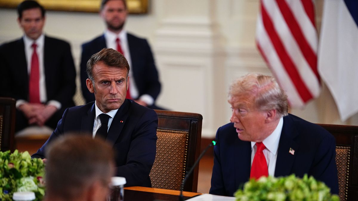 French President Emmanuel Macron (L) listens as United States President Donald J Trump makes remarks as they participate in a Multilateral Meeting with European Leaders in the East Room of the White House in Washington, DC, USA, 18 August 2025. European Leaders are at the White House in support of President Zelenskyy following President Trump?s meeting with President Vladimir Putin of Russia in Anchorage, Alaska, USA, on August 15, 2025. EPA/AARON SCHWARTZ / POOL Dostawca: PAP/EPA.