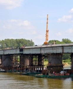 Termin oddania mostu Łazienkowskiego zagrożony? Upały nie pomagają