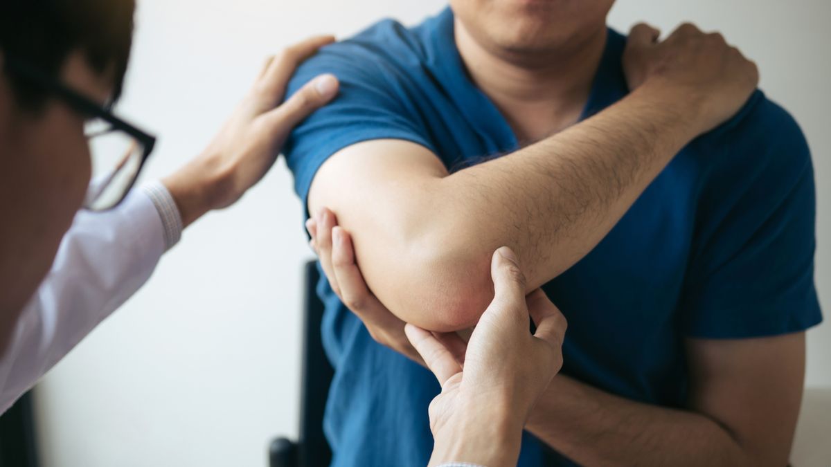 Uszkodzenie obrąbka stawu ramiennego SLAP objawia się bólem barku