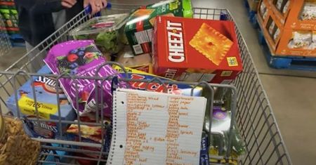 Mama robi zakupy raz w miesiącu. Twierdzi, że jest w stanie wykarmić siedmioosobową rodzinę za dwa tysiące złotych