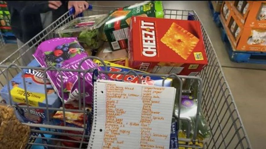 Mama robi zakupy raz w miesiącu. Twierdzi, że jest w stanie wykarmić siedmioosobową rodzinę za dwa tysiące złotych