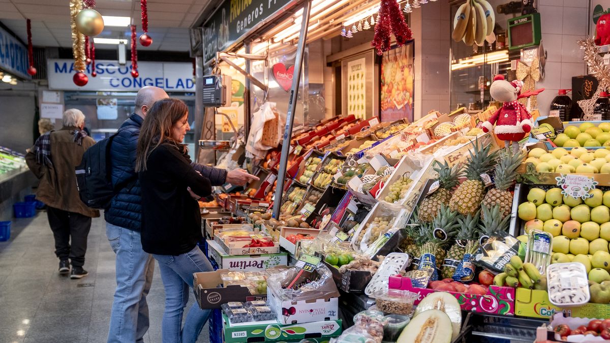 MADRID, SPAIN - DECEMBER 31: People do last minute shopping at a market on December 31, 2024, in Madrid, Spain. The cost of buying typical Christmas products has accelerated its rise in the run-up to New Year's Eve dinner. The Consumers' Organization has revealed that the traditional end-of-year foods have increased their price by an average of 12.3% compared to the price they had at the end of November. Compared to last year, prices have risen by 6.8%, almost three times the CPI. (Photo By A. Perez Meca/Europa Press via Getty Images)