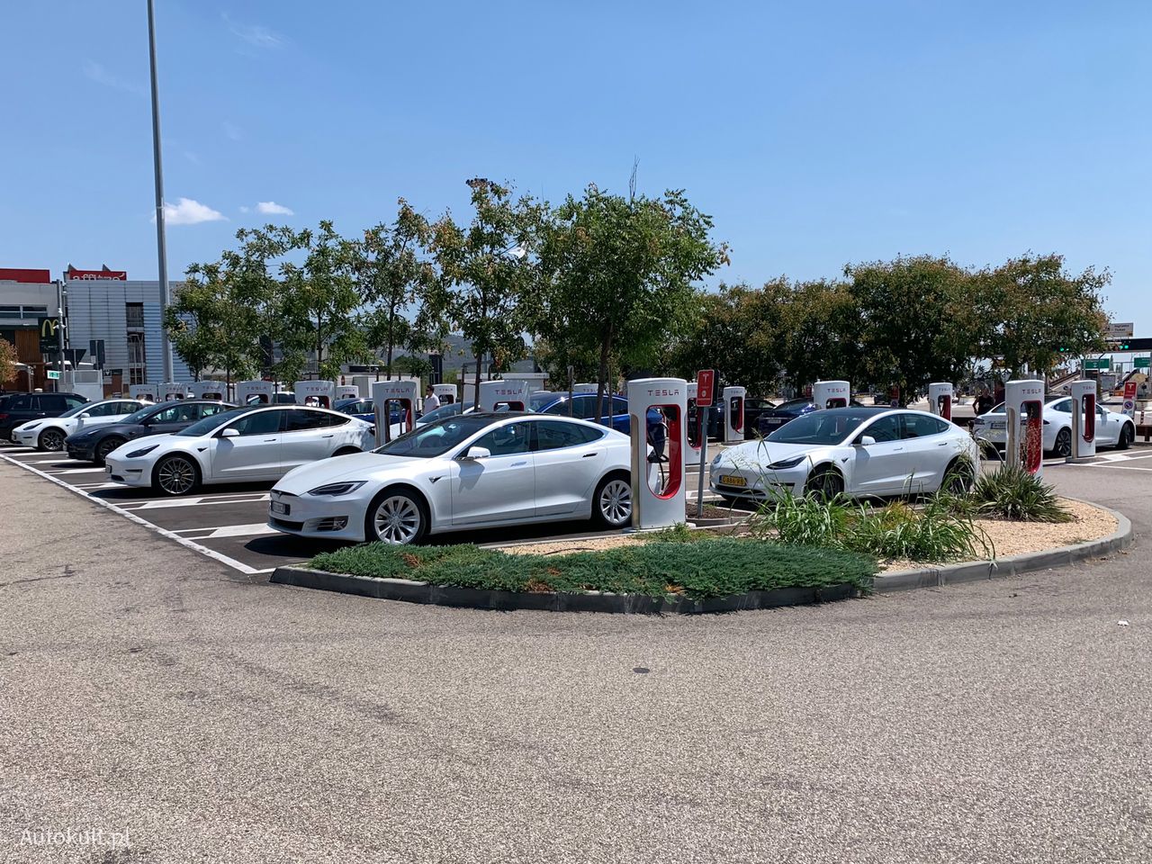 Tesla jest ciągle krok przed innymi. Tutaj Supercharger w miejscowości Afii – 24 stanowiska, każde o mocy 250 kW