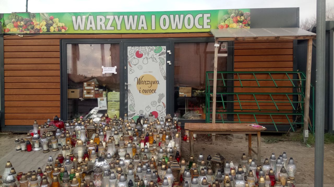 Ząbki. Przed warzywniakiem mieszkańcy ustawili znicze