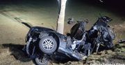 Z kraju: BMW doszczętnie rozbite o drzewo w Kowarach. Nie żyje dwóch nastolatków