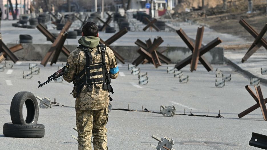 Wojna w Ukrainie - sytuacja w Kijowie i okolicachA Ukrainian soldier passes by anti-tank protection elements as he stands guard at a checkpoint in the outskirt of Kyiv on March 28, 2022. (Photo by Sergei SUPINSKY / AFP)SERGEI SUPINSKY