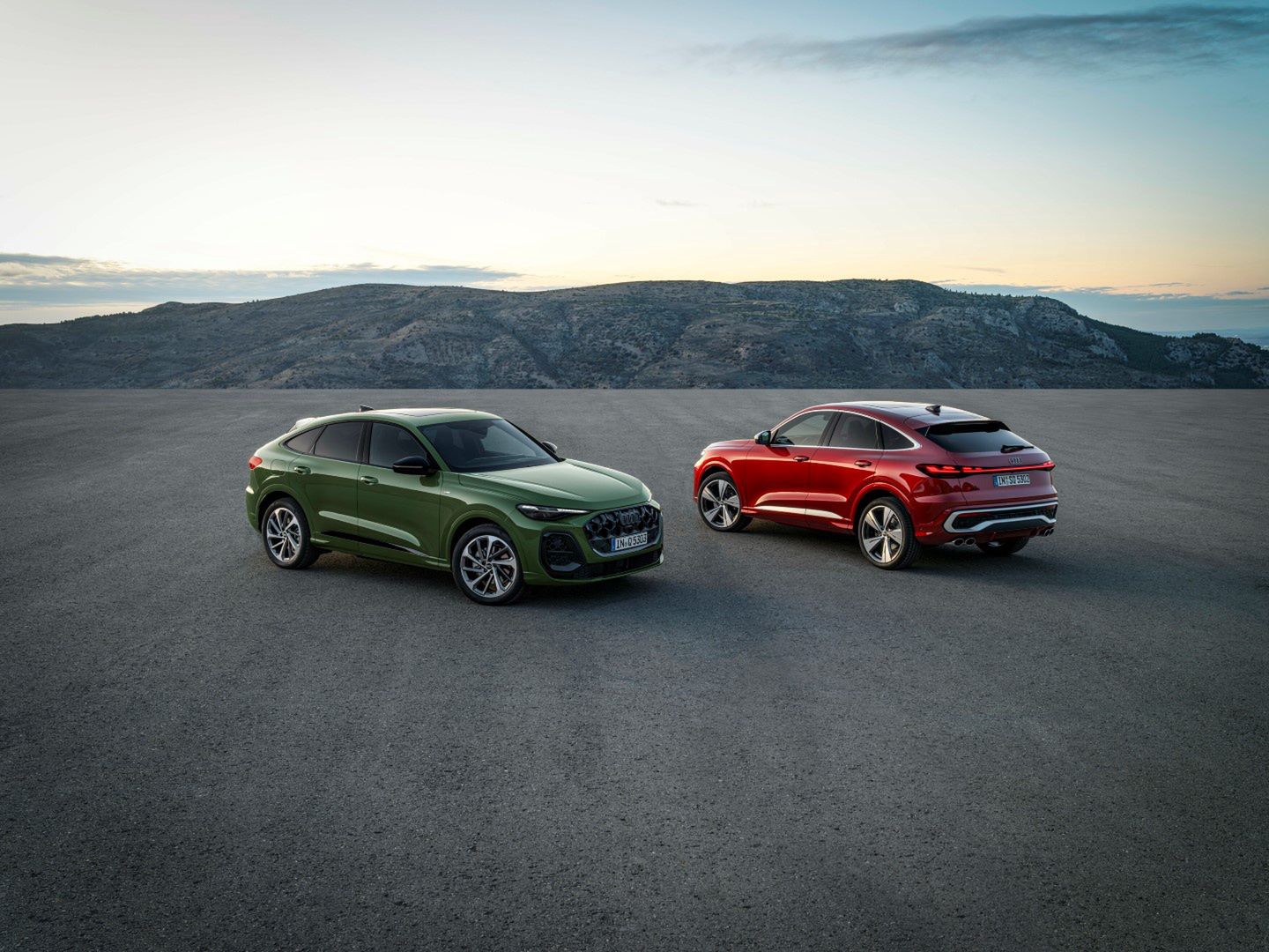 Static photo,
Colour: District green metallic, Grenadine red metallic