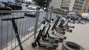 Warszawa: Hulajnogi i rowery szaleją. Tylko w lipcu 76 wypadków. Zatrważające dane z pogotowia