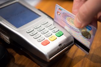 Więcej transakcji kartami to więcej reklamacji. Polacy szukają "szybszej ścieżki" na zwrot pieniędzy