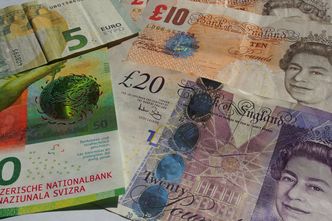 Gwałtowna reakcja funta. Dymisje i wotum zaufania dla May