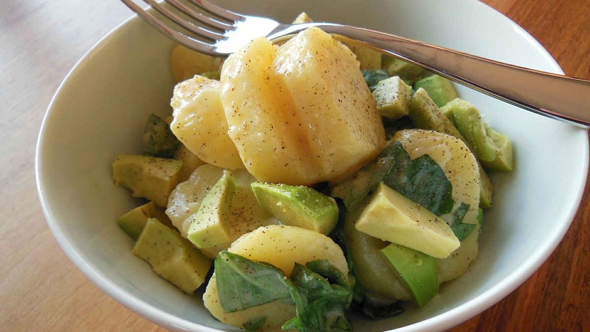 Ziemniaki gotowane w mundurkach i obrane, z dodatkiem soli