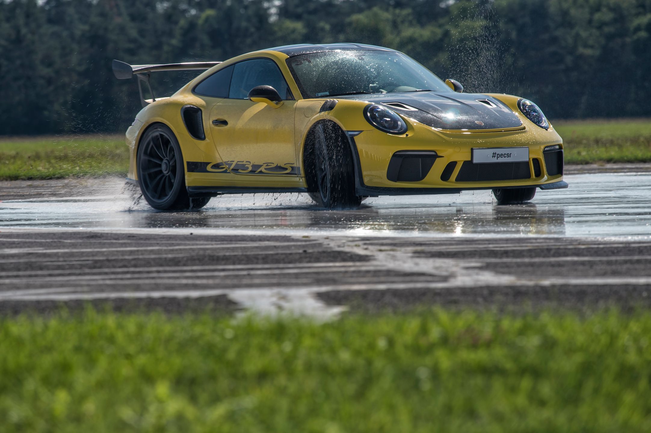 Jazda w poślizgu GT3 RS jest łatwiejsza niż mogłem to sobie wyobrazić.