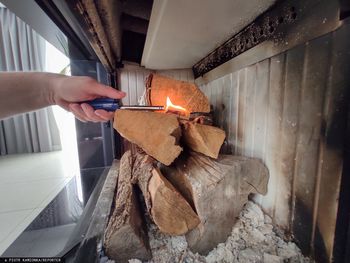 Polacy palą w starych piecach. Barierą są pieniądze