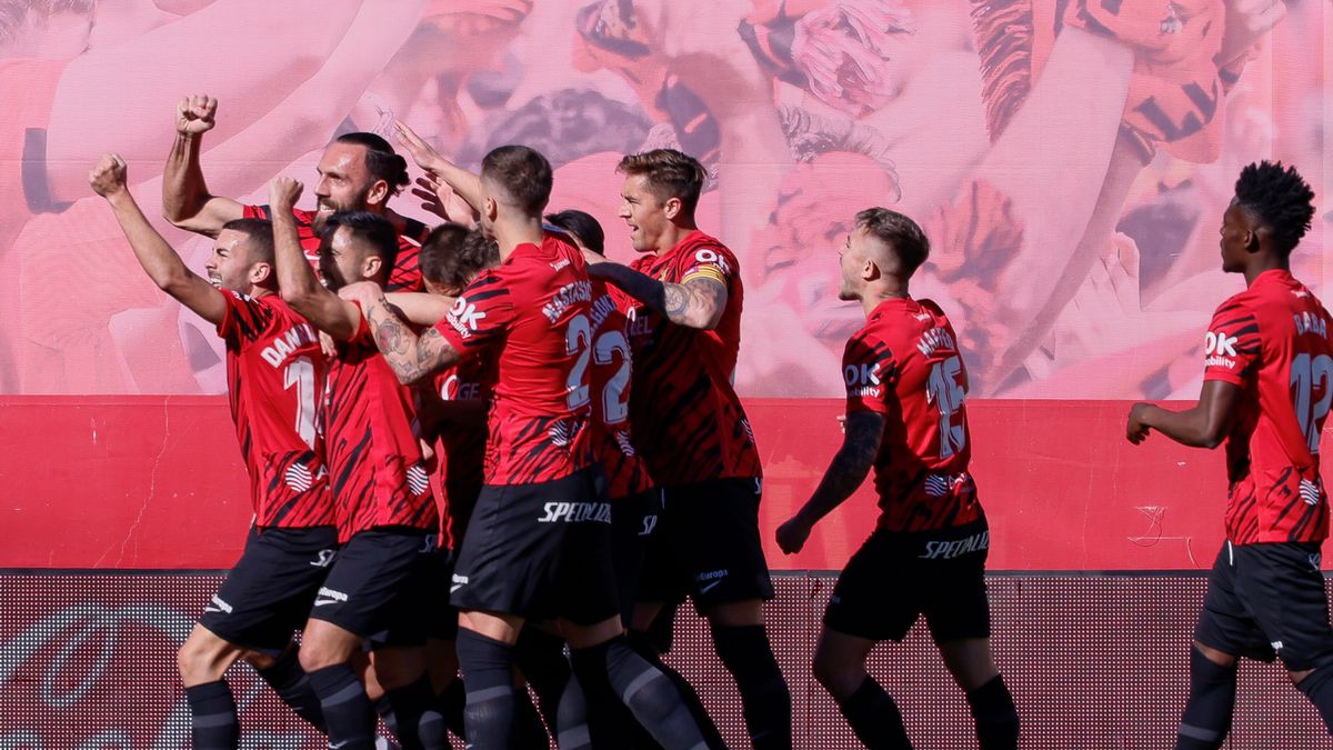 PAP/EPA / CATI CLADERA / Na zdjęciu: radość piłkarzy RCD Mallorca