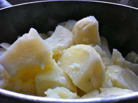Ziemniaki gotowane (bez skórki) z dodatkiem soli