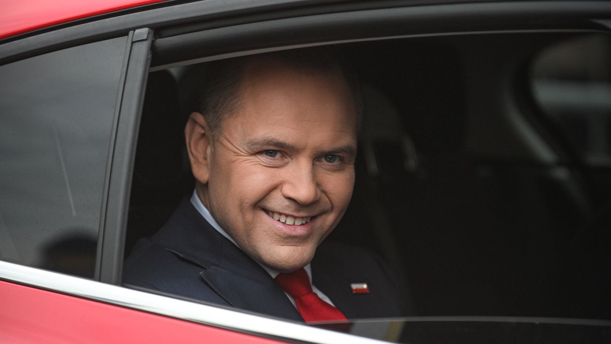 Warszawa, 12.05.2025. Wybory Prezydenta RP 2025 - kampania. Kandydat Komitetu Obywatelskiego w zbliżających się wyborach na fotel prezydenta RP, popierany przez Prawo i Sprawiedliwość prezes Instytutu Pamięci Narodowej Karol Nawrocki przed gmachem TVP w Warszawie, 12 bm. W siedzibie Telewizji Polskiej odbywa się ostatnia przedwyborcza debata kandydatów na prezydenta, transmitowana przez trzy ogólnopolskie stacje ? TVP, TVN i Polsat. (sko) PAP/Marcin Obara