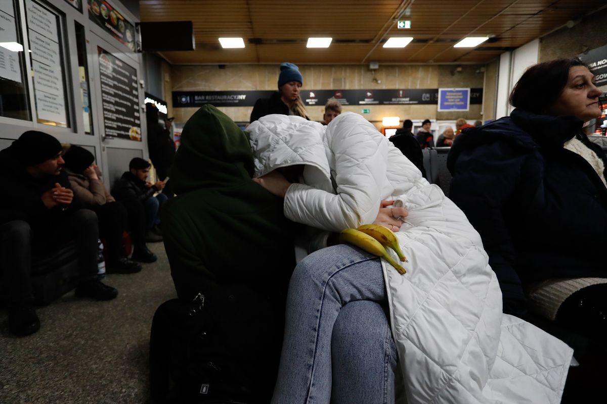 Ukrainian refugees, one holding two bananas, sleep at the Warsaw West Bus Station (Dworzec Autobusowy Warszawa Zachodnia), as refugees from Ukraine wait to be transferred to other countries, following the Russian invasion of Ukraine, in Warsaw, Poland, on 4 March, 2022. Lithuania, Slovakia and other countries have been offering their assistance to refugees escaping from Ukraine, whilst some countries such as the US or UK have imposed sanctions on Russia. (Photo by Ceng Shou Yi/NurPhoto via Getty Images)