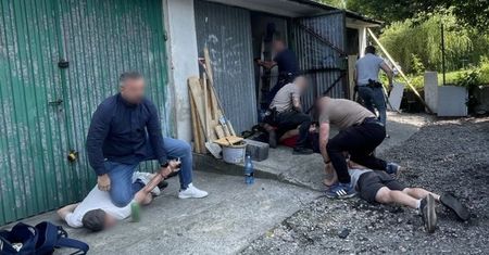 Zajrzeli do garaży. Akcja służb w Małopolsce