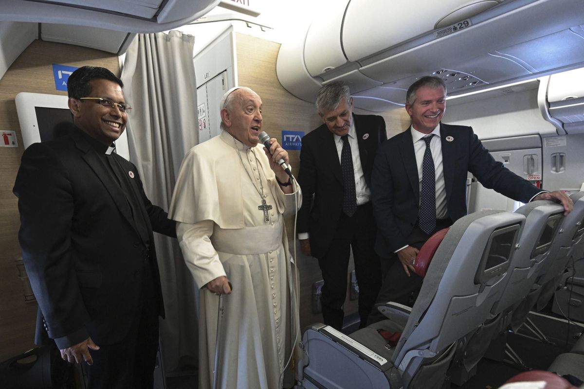 Papież Franciszek w drodze do Watykanu rozmawiał z dziennikarzami