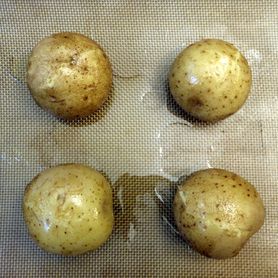 Ziemniaki w mundurkach przygotowane w mikrofalówce z dodatkiem soli