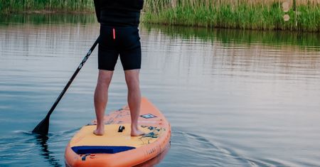 Skrajna nieodpowiedzialność. Policjantka pokazuje zdjęcie znad jeziora