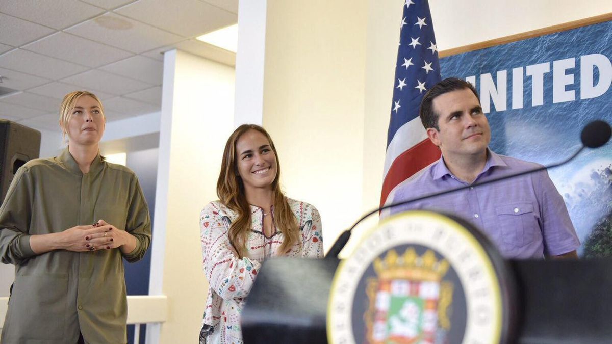 Maria Szarapowa (z lewej), Monica Puig (w środku) i gubernator Portoryko Ricardo Rossello (z prawej)