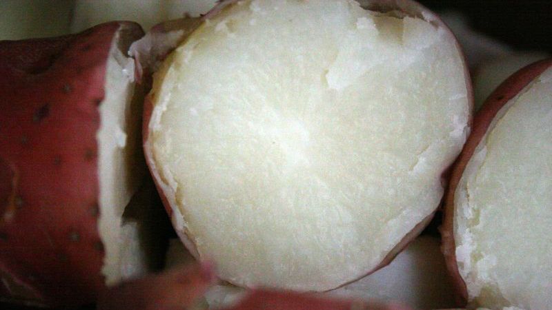 Ziemniaki w mundurkach przygotowane w mikrofalówce i obrane, z dodatkiem soli