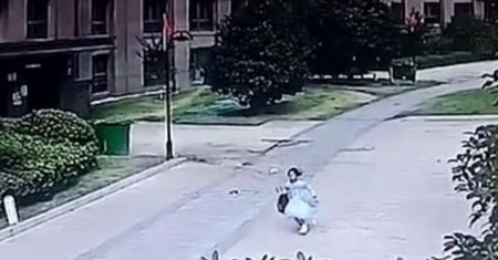 Spadła z 34 piętra. Cudem nie trafiła w dziecko. Wstrząsające nagranie
