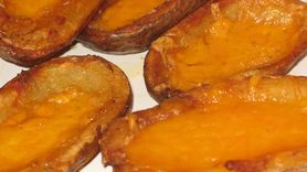 Skórki ziemniaczane przygotowane w mikrofalówce z dodatkiem soli