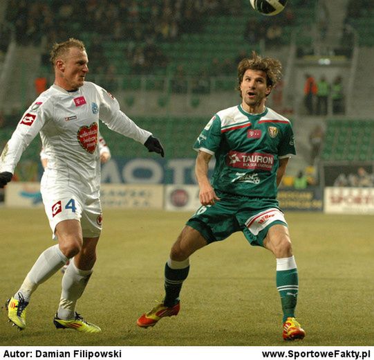 Dalibor Stevanović (z prawej) w walce o piłkę