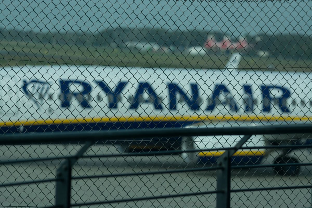 Na niemieckim lotnisku Weeze, kierowca samochodu wjechał przez ogrodzenie na pas startowy. Samolot przerwał lądowanie (zdjęcie ilustracyjne) 