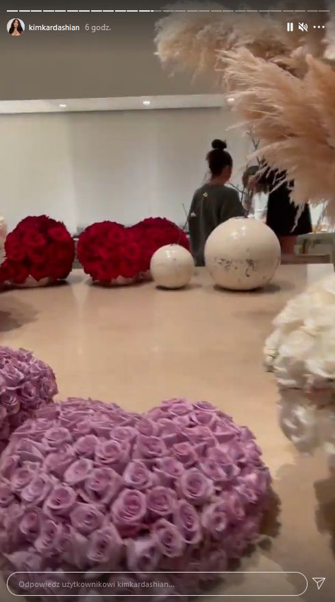 Dzieci Kim Kardashian gotują rosół z torebki i bawią się w kuchni