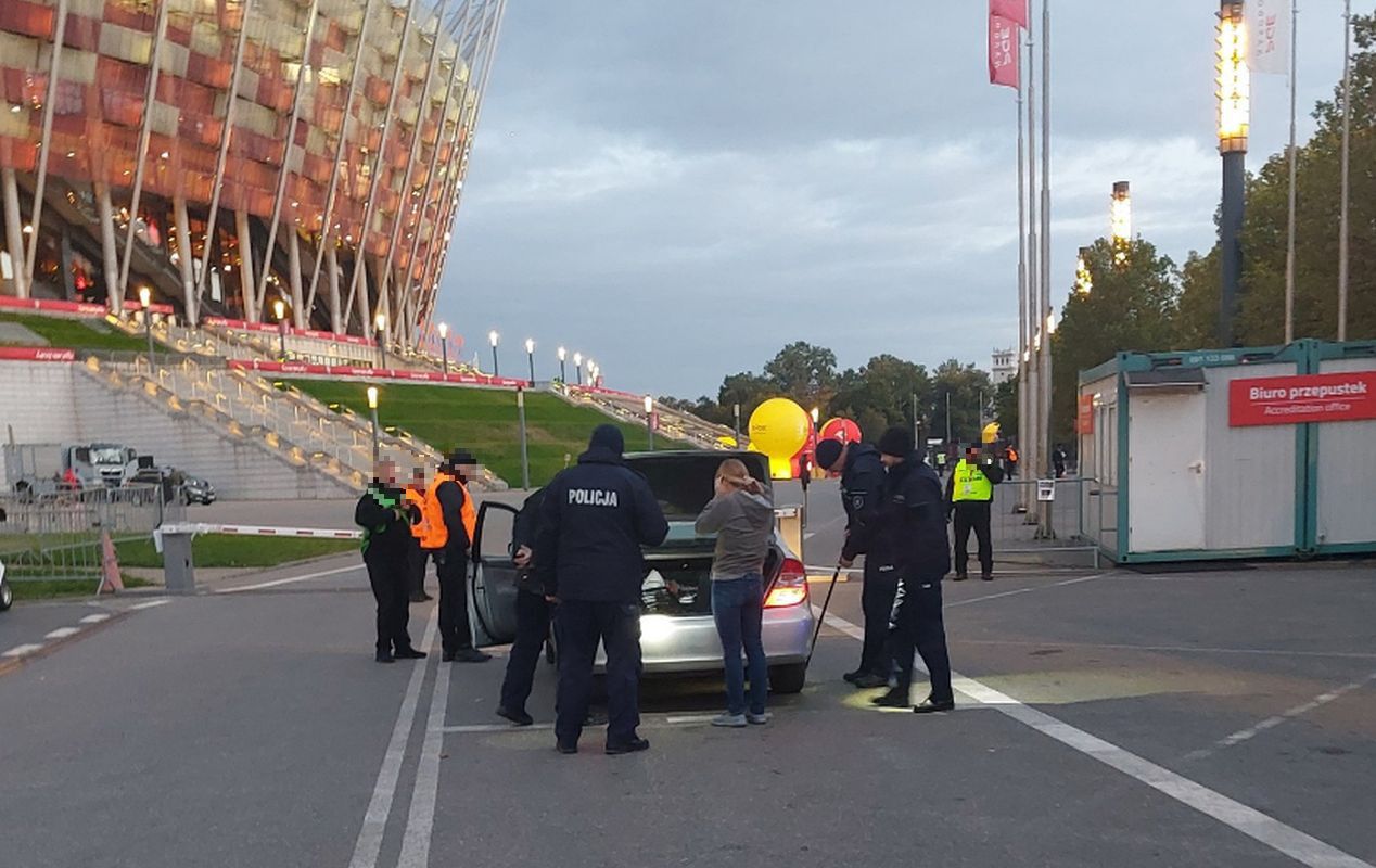 "Szczególnie środki bezpieczeństwa". Tak wyglądały kontrole przed meczem Polski