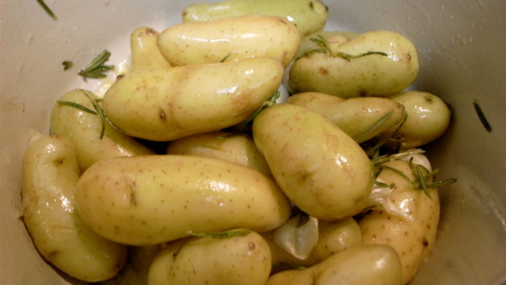 Gotowane mrożone w całości ziemniaki z dodatkiem soli, odsączone