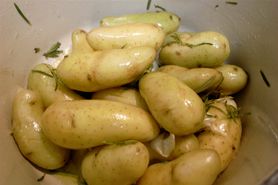 Gotowane mrożone w całości ziemniaki z dodatkiem soli, odsączone