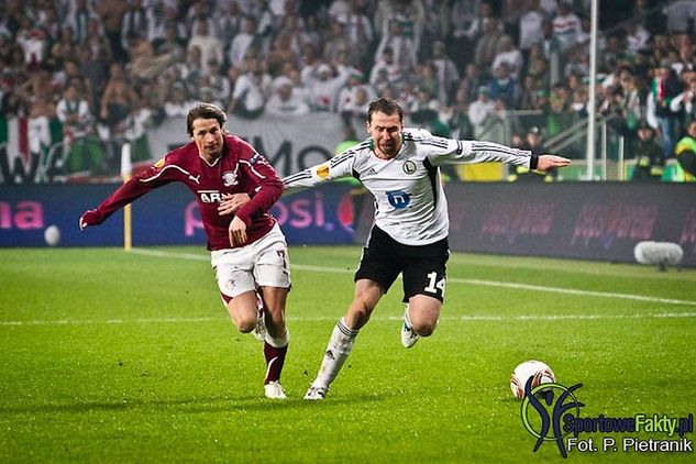 Jakub Wawrzyniak w czasie meczu z Rapidem Bukareszt w sezonie 2011/2012