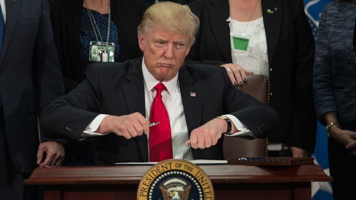 Donald Trump regularnie podpisuje kontrowersyjne dokumenty w świetle kamer z całego świata